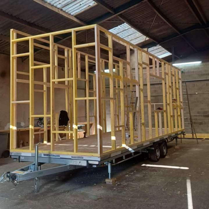 Montage de tiny house en atelier près de Rouen